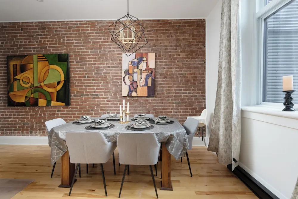 Downtown Luxe - Parking, Metro, King Bed, Sleeps 6
