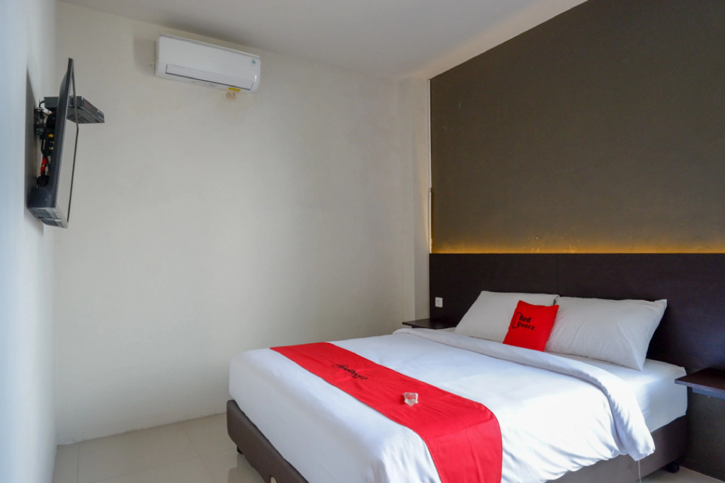 RedDoorz Plus near Solo Baru