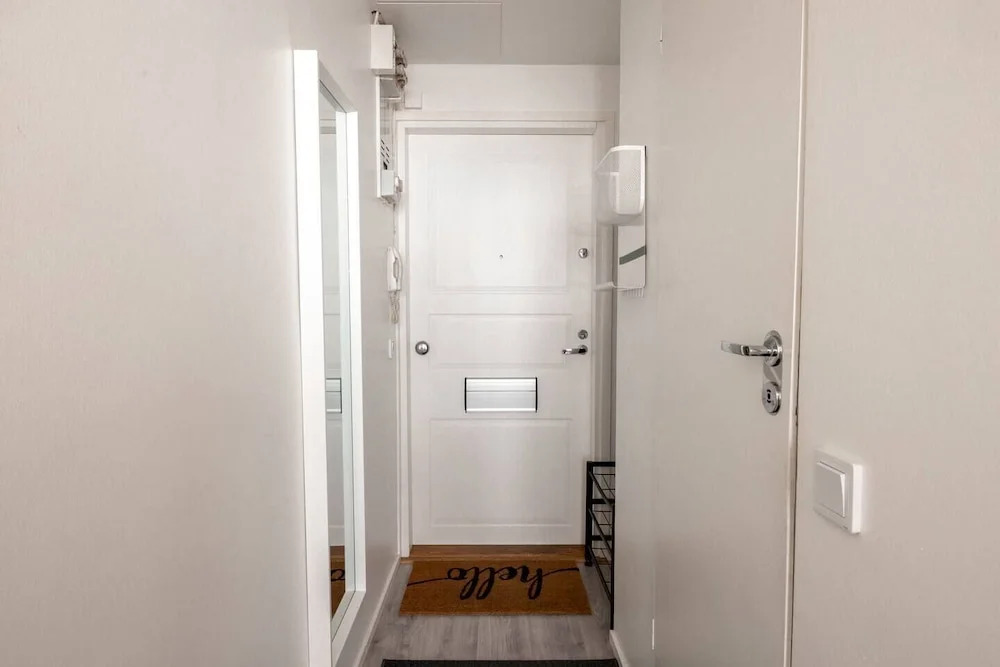 2ndhomes Central 1BR Top Floor Home