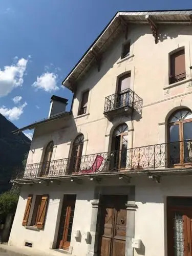LAstazou "PRÊT gracieux du matériel de SKI" au studio