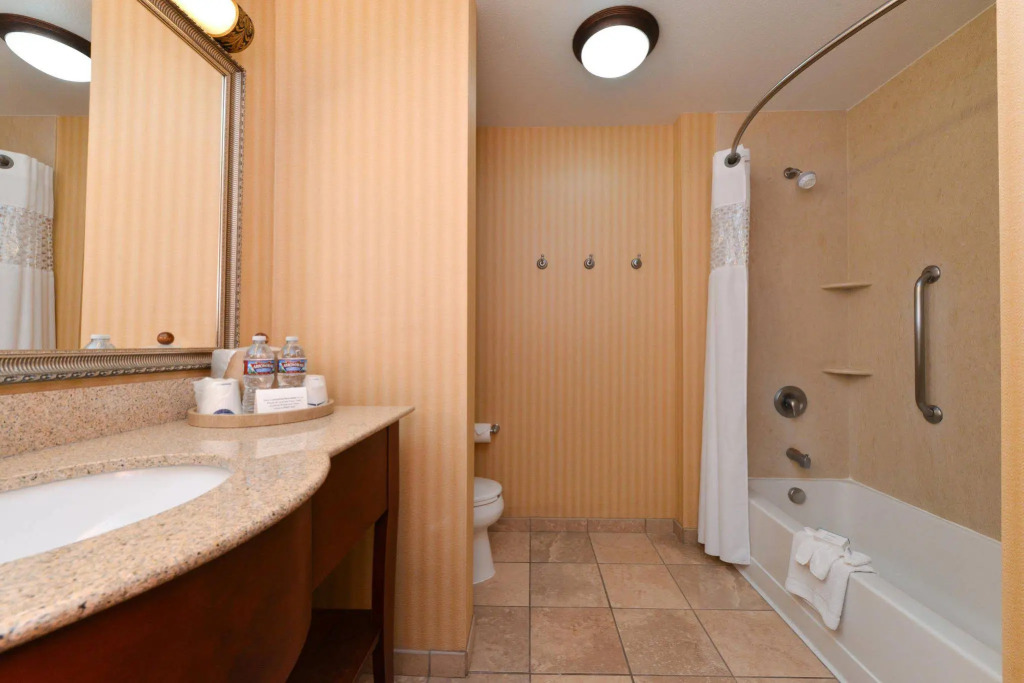 Hampton Inn & Suites - Coors Road