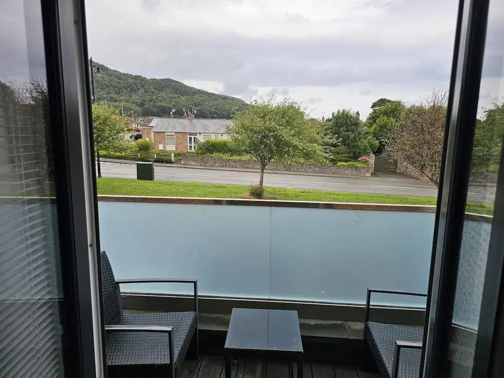 Modern, Large 4-bed Property Sleeps 10 in Abergele