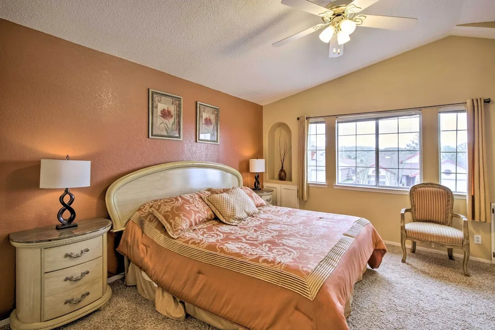 El Paso Retreat w/ Pool: 11 Mi to Downtown!