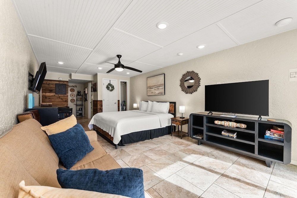 The Ambassador - Unit C5 - Studio King - On Pool Deck
