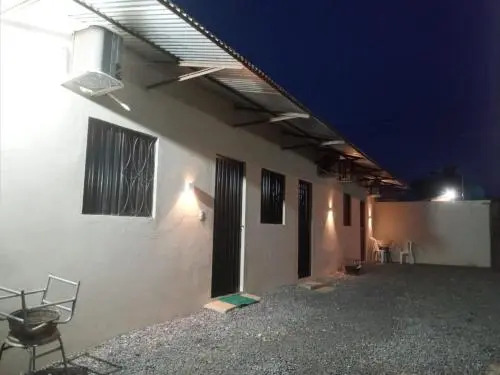 Quarto Suíte independente da casa com garagem