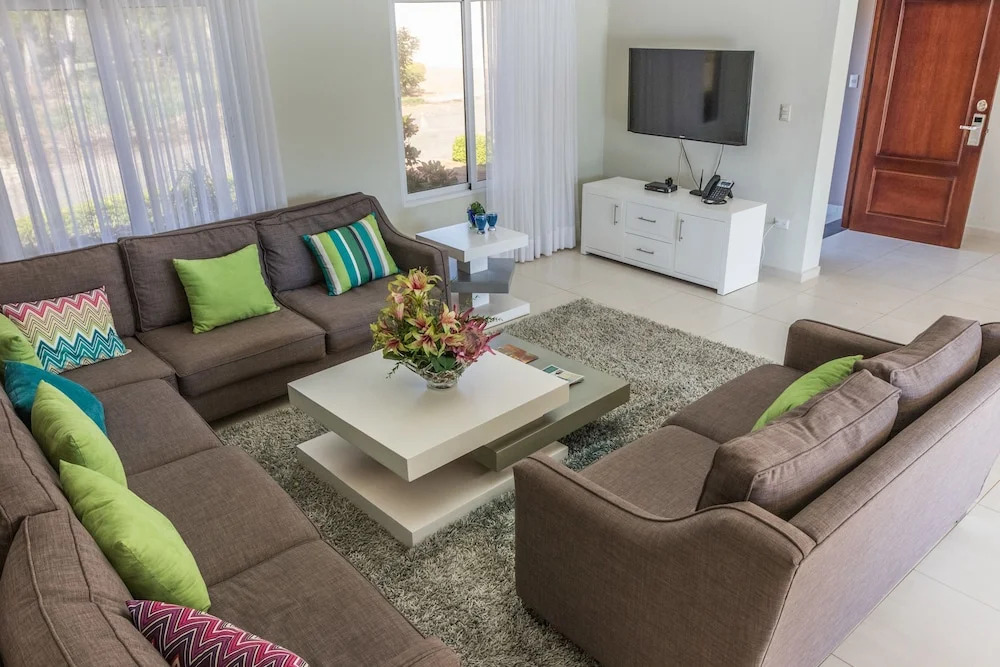 Villa with 4 Master Bedrooms w En-suite Bathrooms