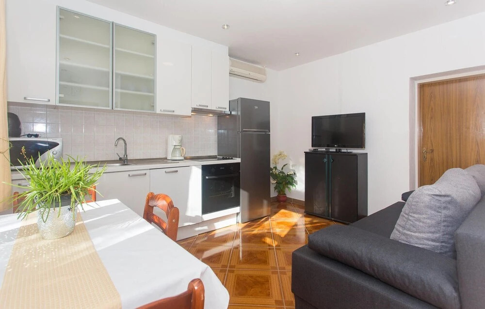 Beautiful Home in Mimice With Wifi and 1 Bedrooms