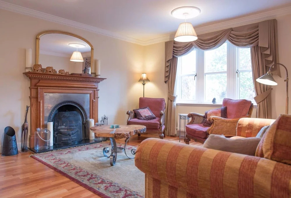5 Bedroom House With Free Parking