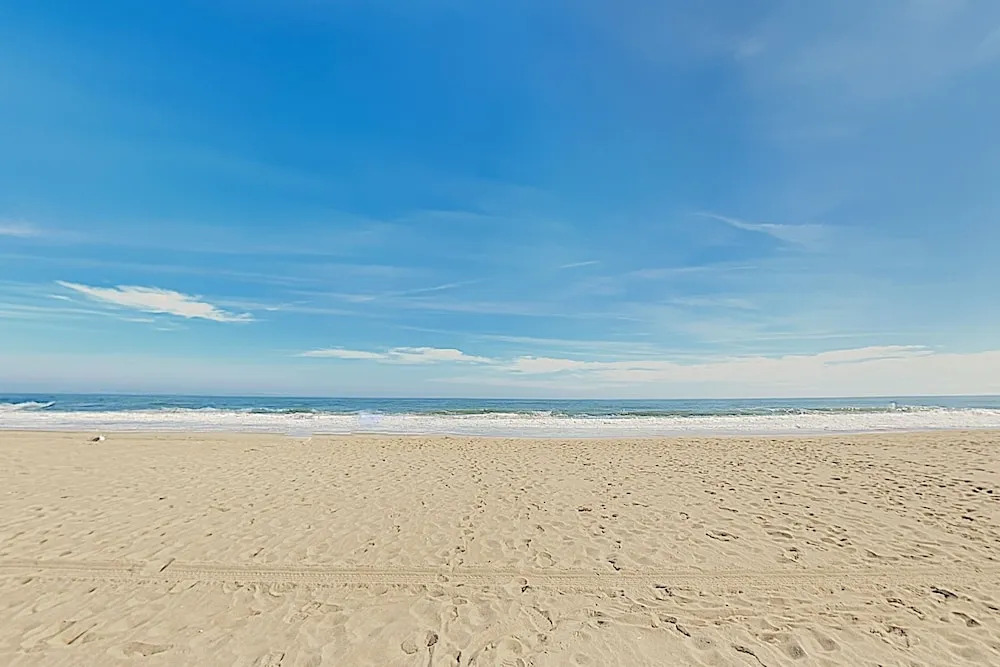 New Listing! Updated Apartment - Walk To Beach 3 Bedroom Apts