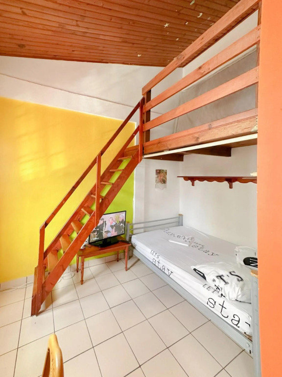 Studio avec vue sur la ville balcon et wifi a Fort de France a 1 km de la plage