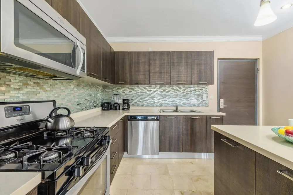 Amazing 2BR 2BA Condo Great Location w Pool GYM