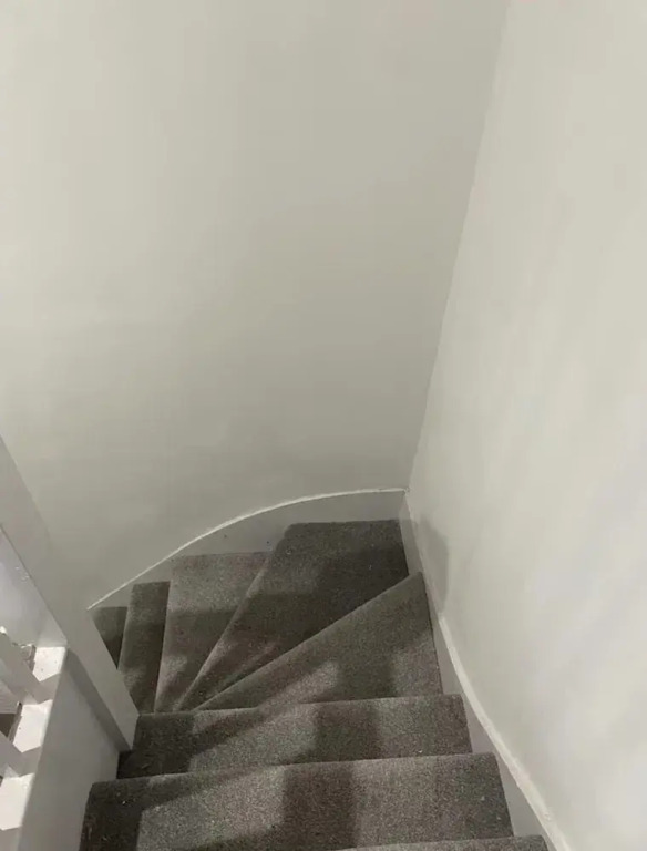 2 bed Sunny London Apartment - Sleeps 4 & Parking