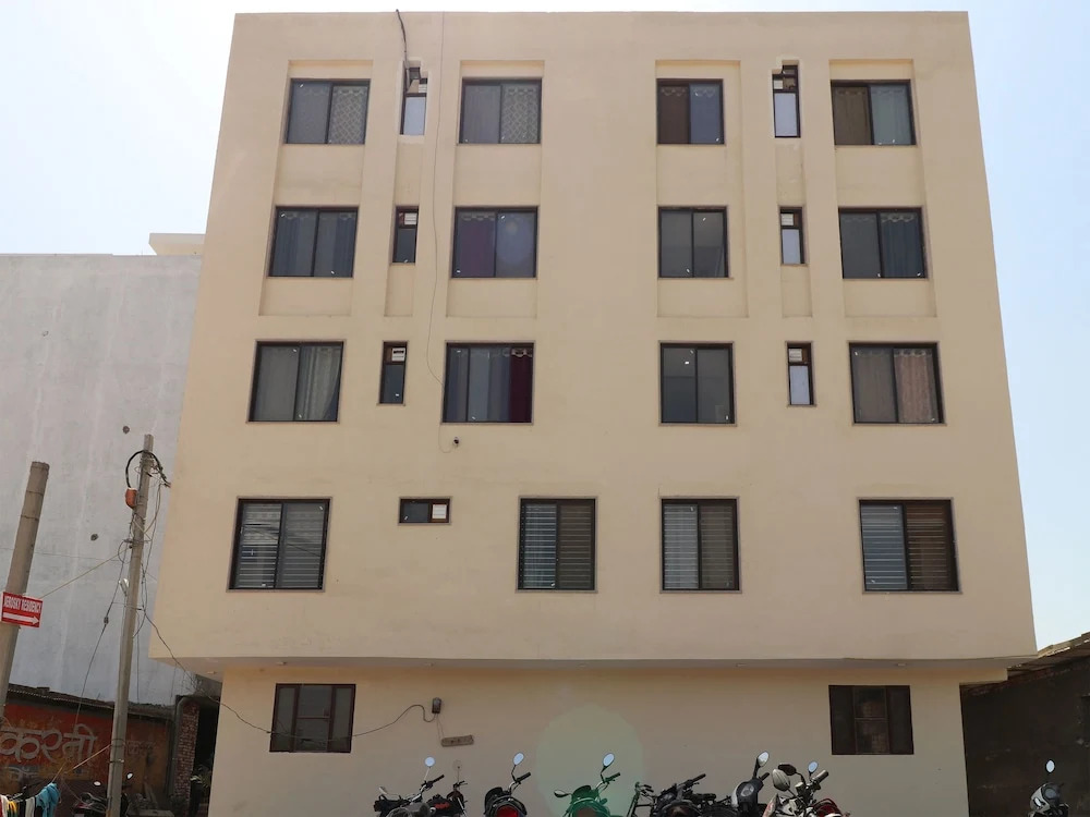 OYO 13301 Mayesha residency
