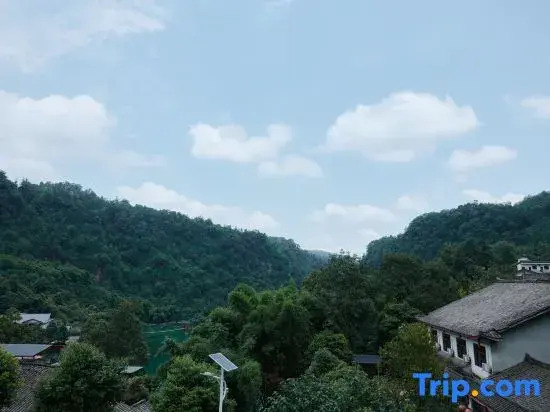 Emeishan Yishan Guiyin Hotel (Qingyin Pavilion Scenic Area)