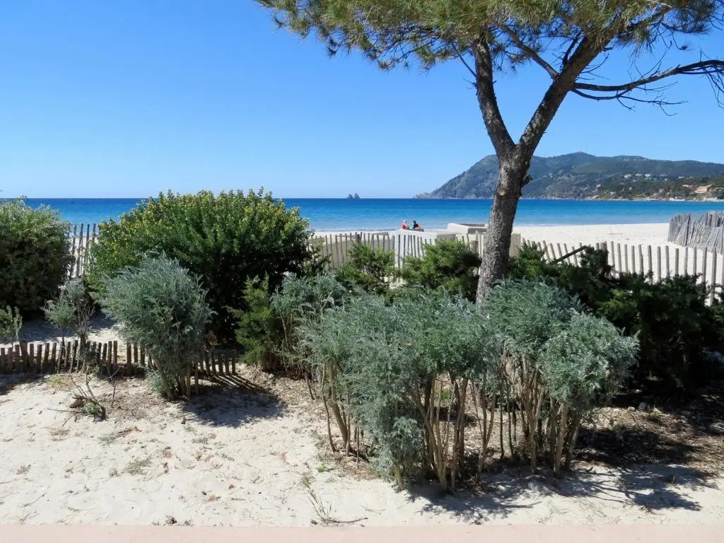 60 m2 , 2 chambres, très calme, plage et commerces à 3 minutes à pied, WIFI fibre optique et parking gratuit