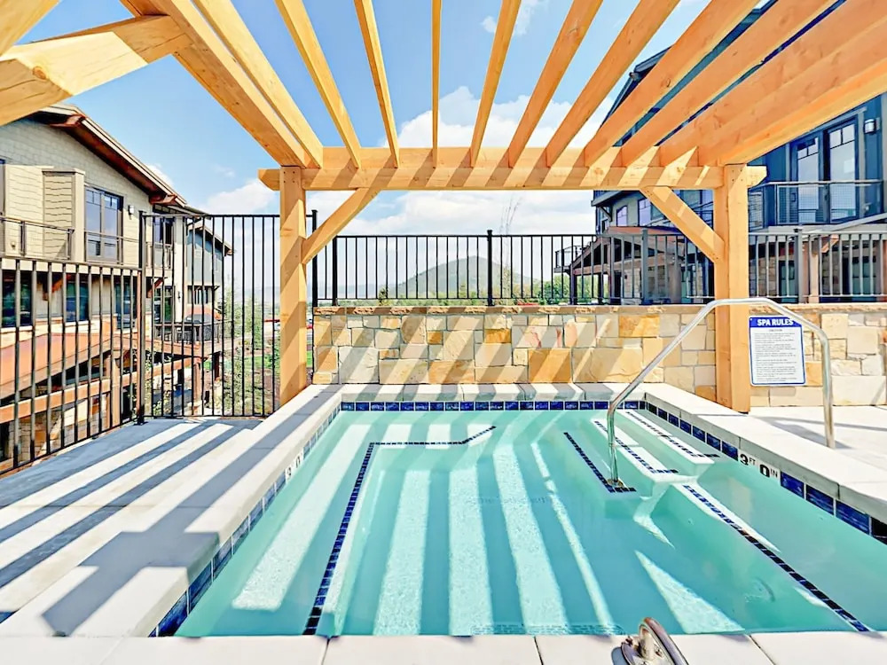 New Listing! Blackstone All-suite W/ Pool & Gym 2 Bedroom Condo