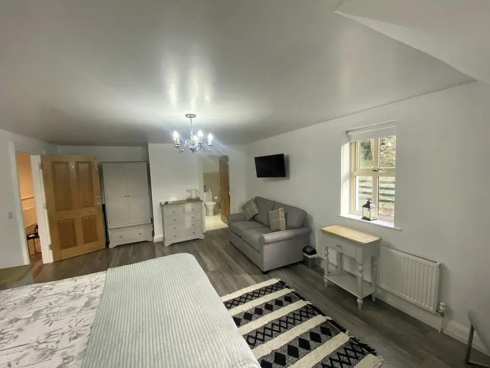 Rostrevor Valley 5-br, Sleeps 10 w/ Hot Tub & View