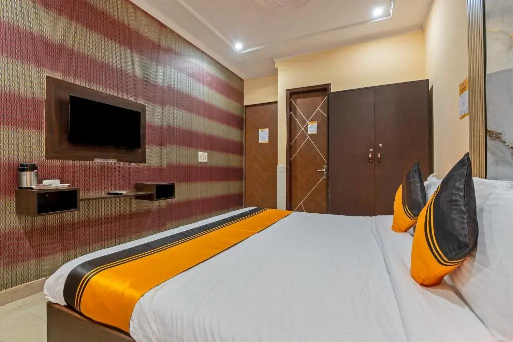 Itsy Hotels Saina Stay Near 32 Milestone