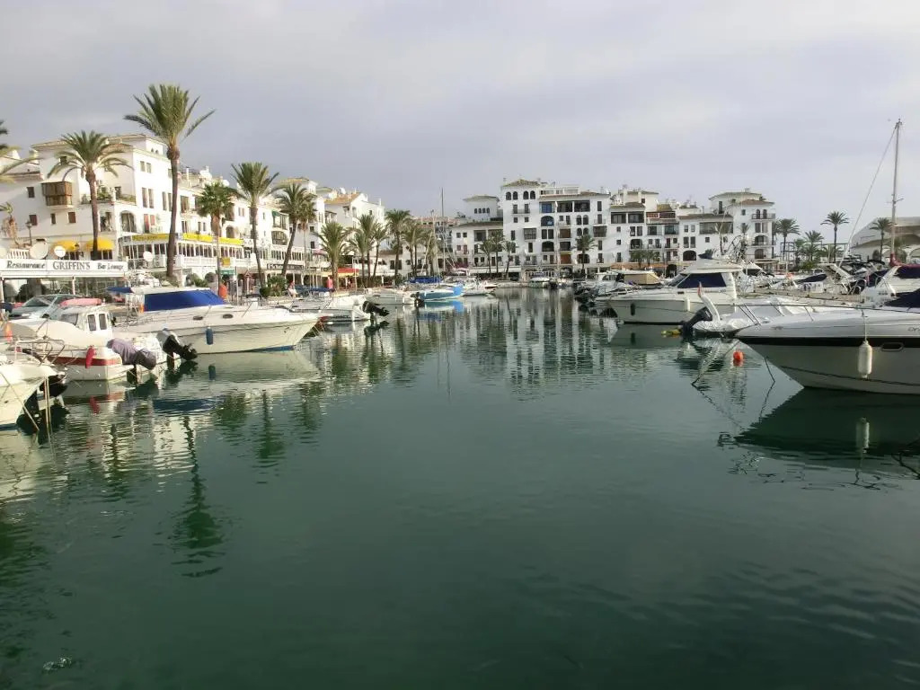 2197-Superb 2bedrooms in residence with pool!
