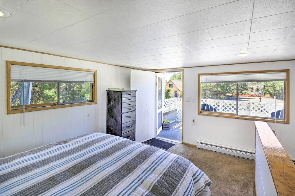 Coastal PNW Gem w/ Hot Tub - Walk to Beach!