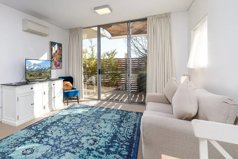 Exquisite Apartment With BBQ and Pool, Near Shops