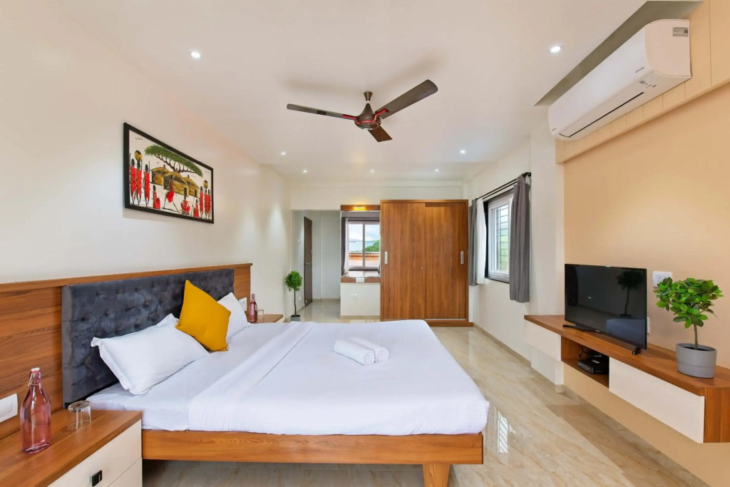 SaffronStays Riverdale, Mulshi - Lakefront villa with pool and mountain view