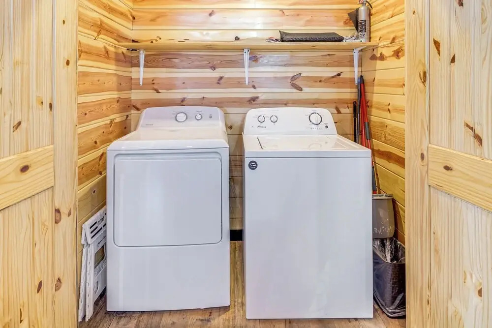 Cabin w/ Hot Tub & Deck: 5 Mi to Broken Bow Lake
