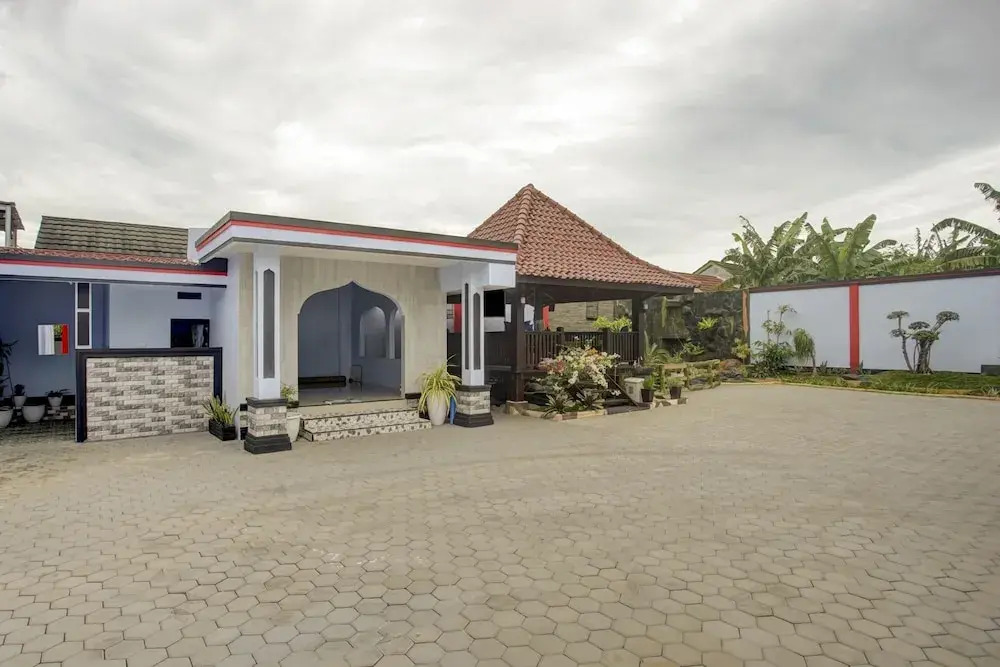 Azka Homestay Syariah by OYO Rooms