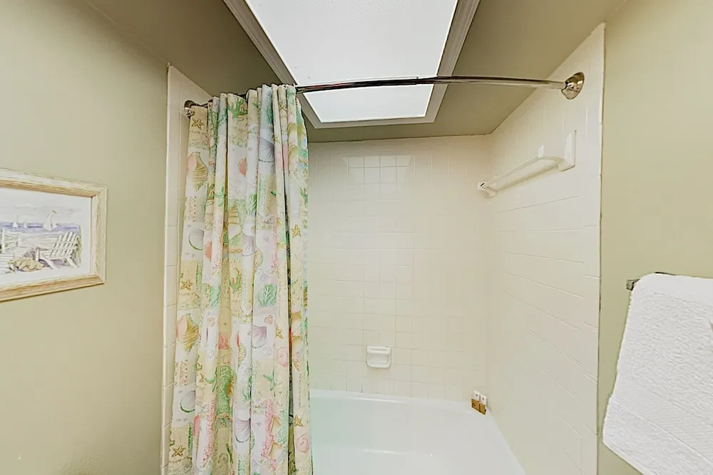 New Listing! Walkable Beachside W/ Pool 3 Bedroom Condo