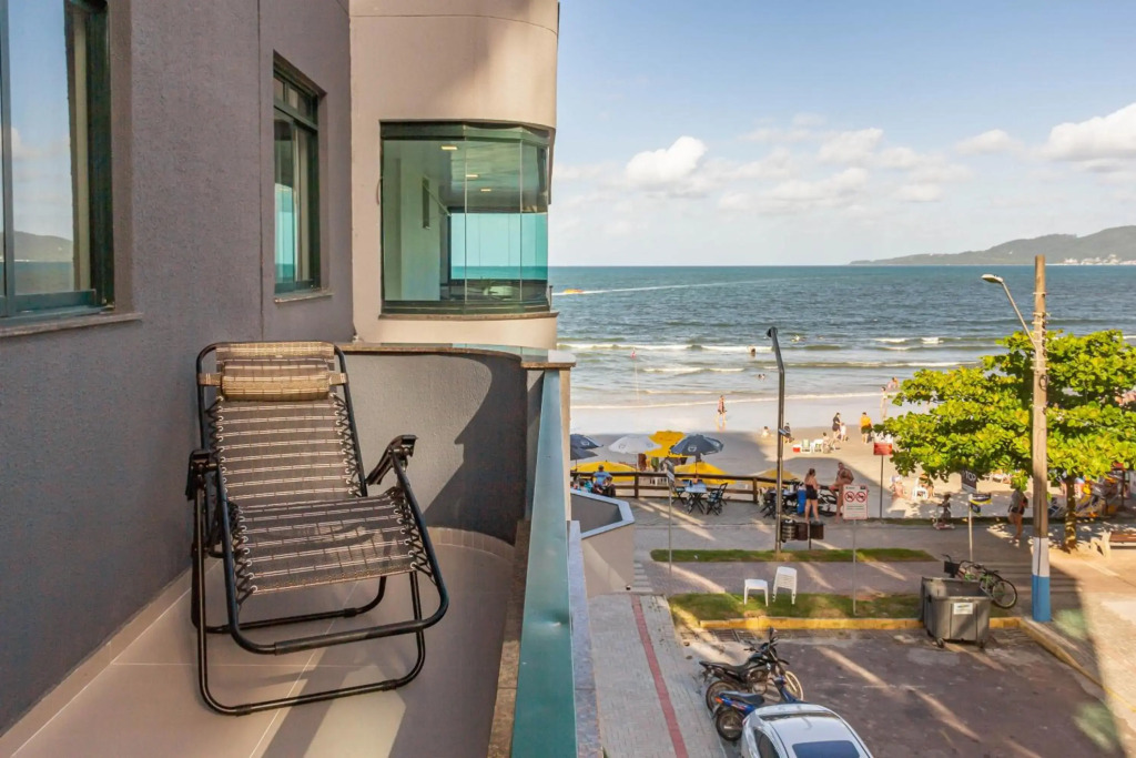 Apartamento em condomínio Pé na Areia em Itapema N1672