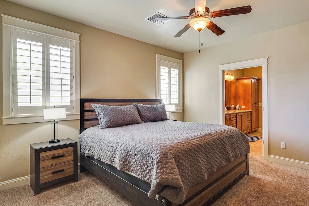 Ultimate Havasu Escape: Spacious 4BR 2 King Suites