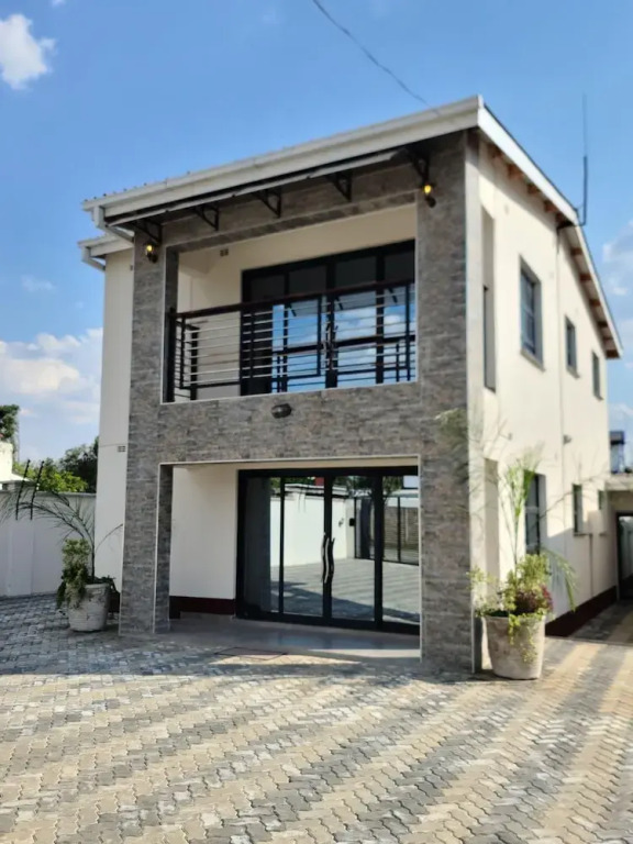 Luxurious 6 bed 6 Baths in Sunridge - 2299