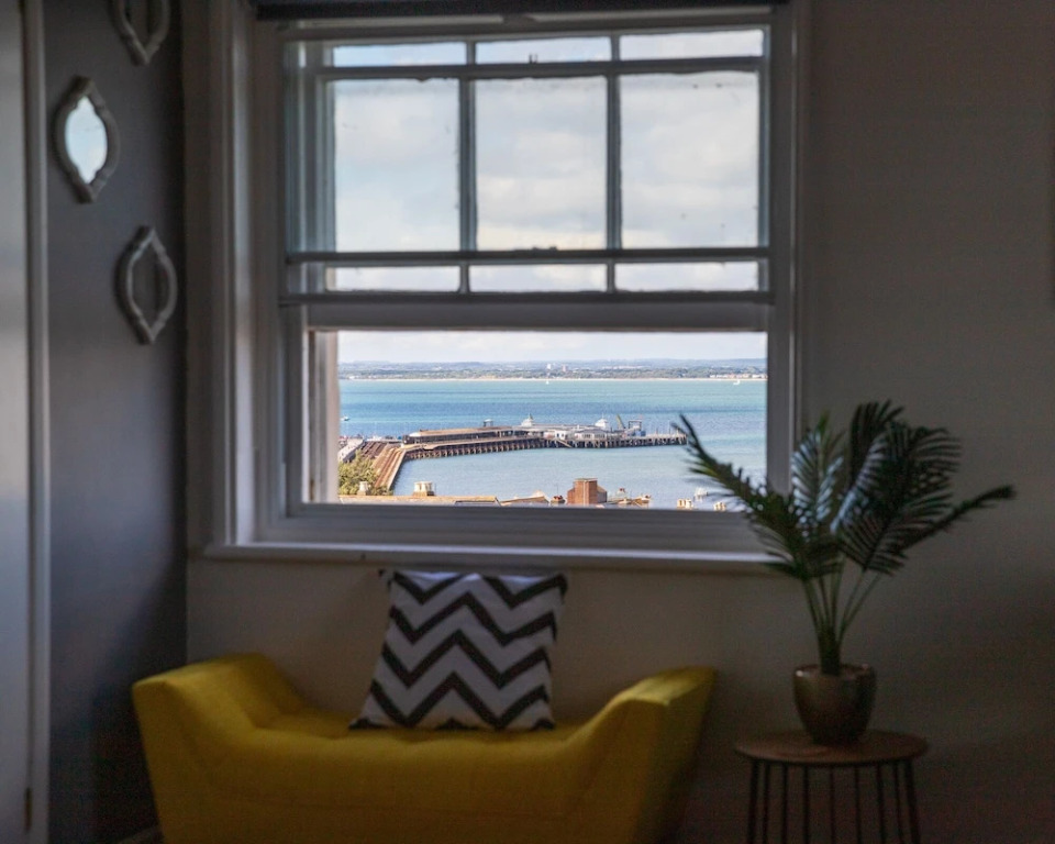 Park up and Relax in Designer 2bd apt - Sea Views