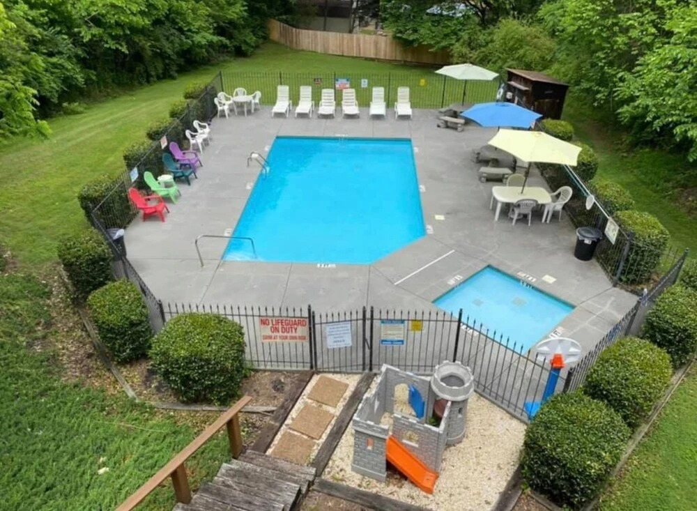 The Wildlife Lodge - Great Location! Close To Tanger Outlets! 5 Bedroom Cabin by RedAwning