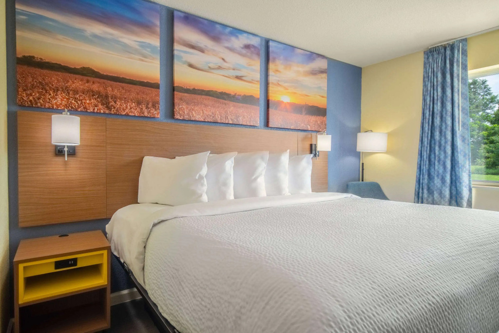 Days Inn by Wyndham Evansdale Waterloo