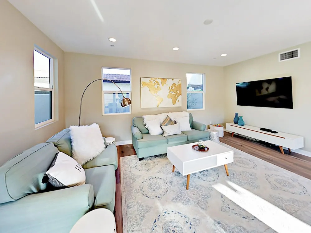 Bright & Breezy Retreat - Walk to Tamarack Beach home