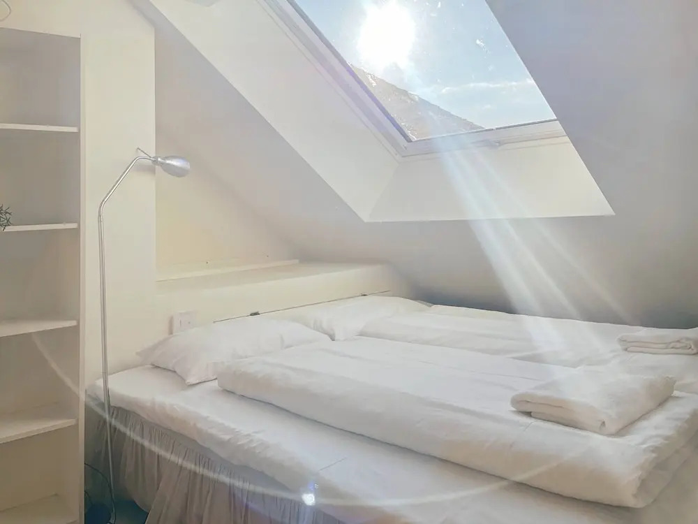 Vibrant Apartment on Bustling Street, Above a Restaurant - Perfect for Tourists,