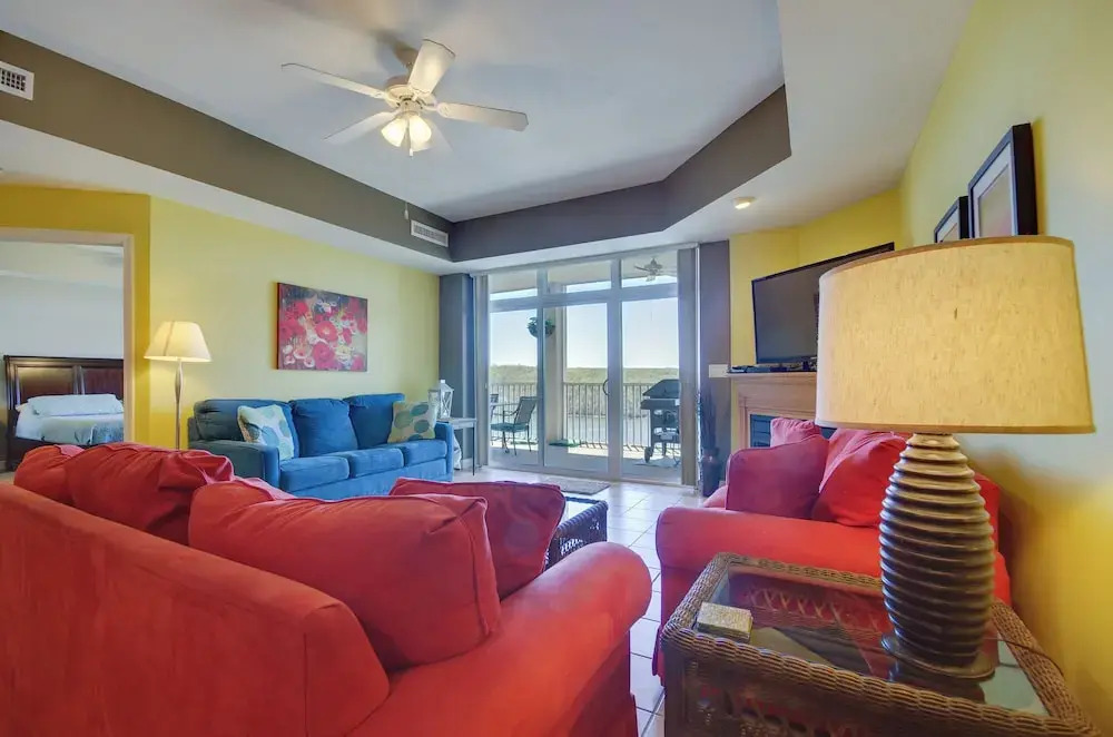 Lakefront Osage Beach Condo: Balcony & Pool Access