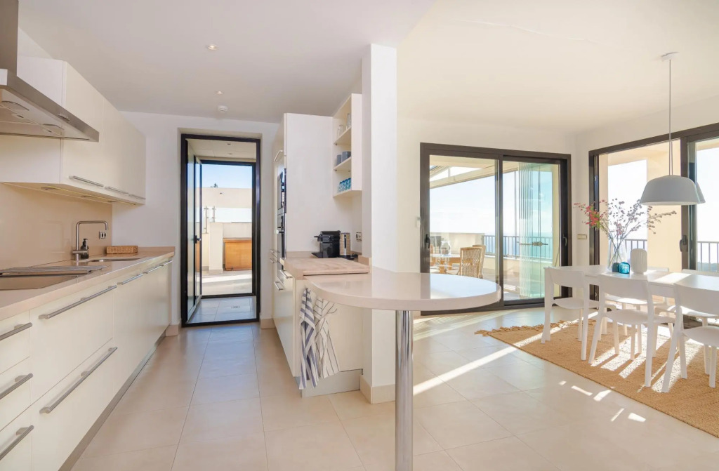 Luxurius Penthouse with Large Terrace and Spa