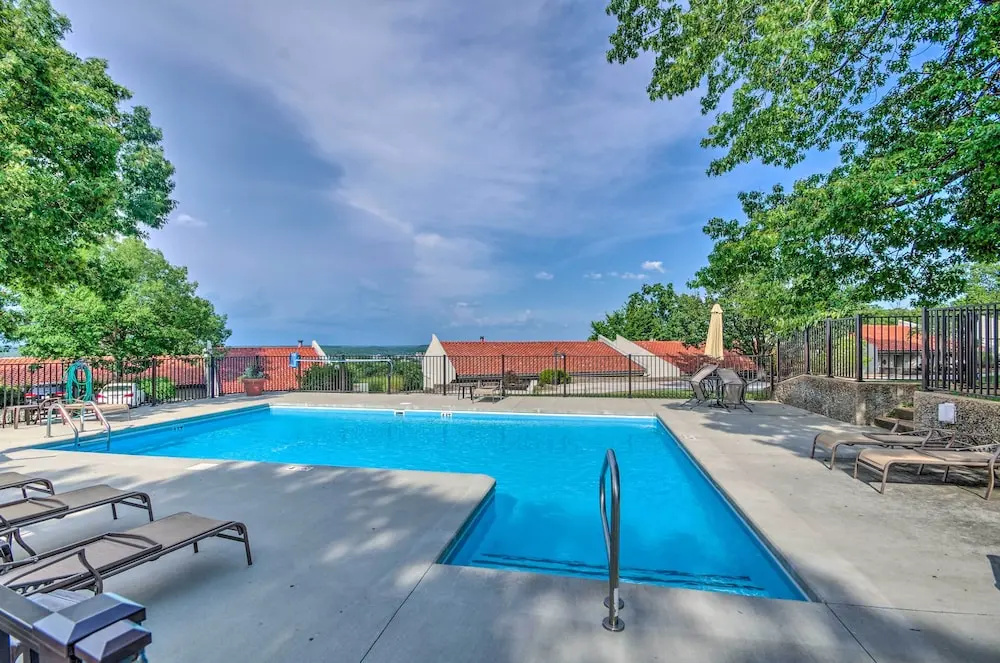 1 Mi to Lake of the Ozarks: Condo w/ Pool Access
