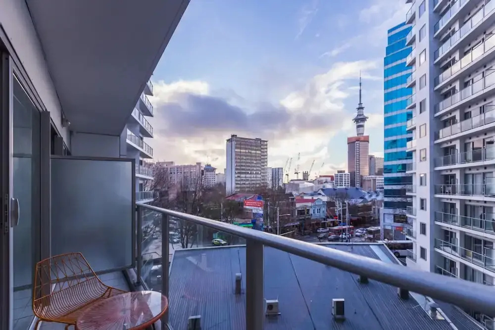 2 Bedroom Auckland Apartment With City Views