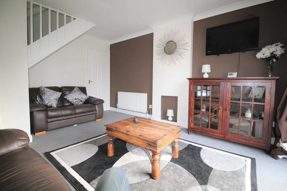 2 Bed House - Sleeps 4 - Parking - Pets - Garden
