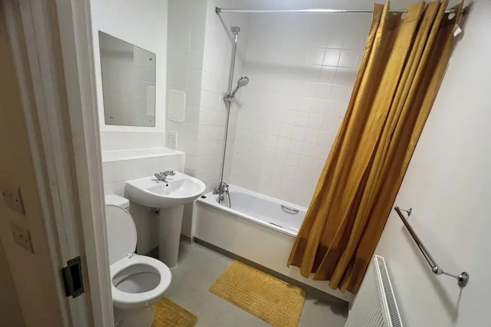 Remarkable 1-bed Apartment in London With Balcony