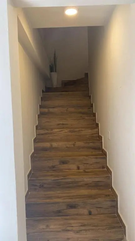 Agradable dormitorio en suite con estacionamiento privado