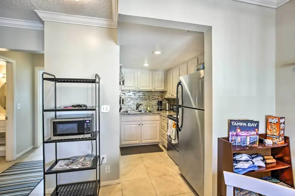 Walk to Beach & Dining: Sunny St Pete Condo!