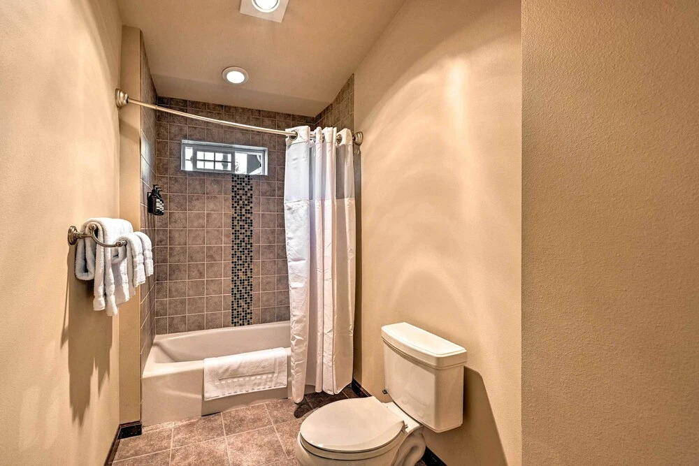 Spacious Kirkland Home 15 Mi to Dtwn Seattle!