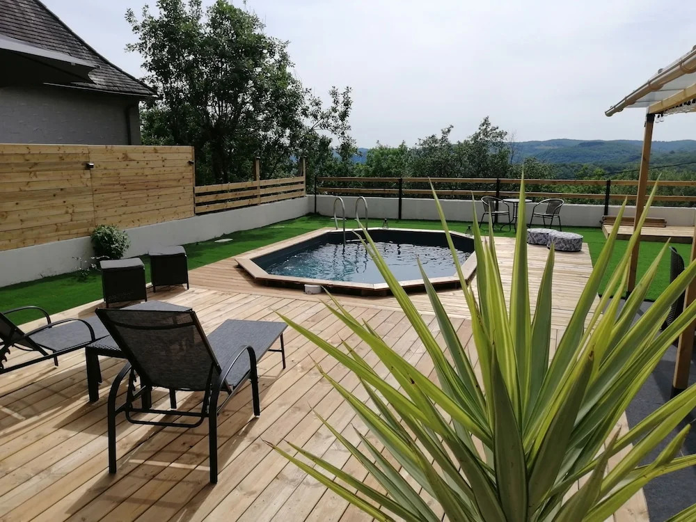 LAPAUSEDEGOUT piscine chambres climatisées terrasse table dhôtes