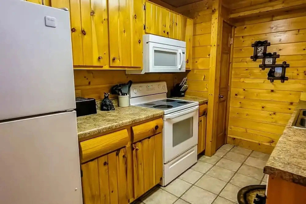 Across the Creek Cabin by Beyond Expectations With Hot Tub