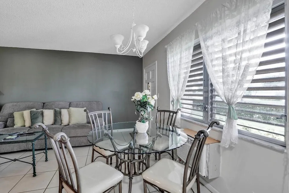 Idyllic Condo With Brief Walk to Beach and Restaurants