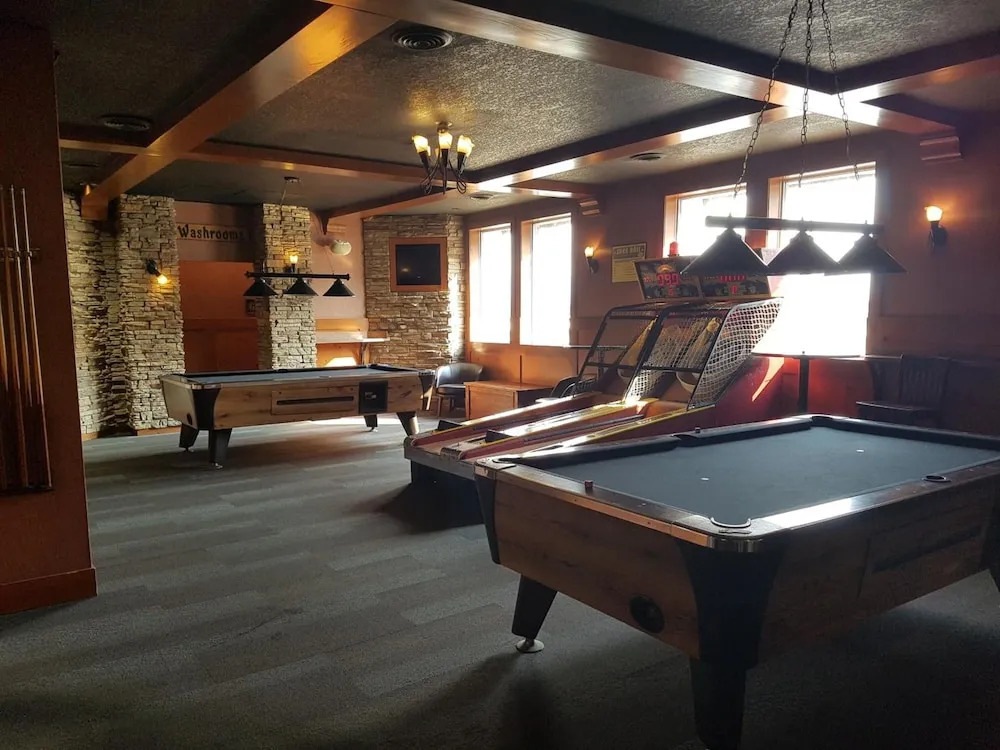 Twin Pine Inn & Suites
